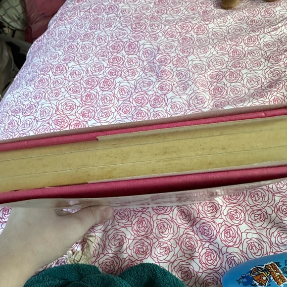 Tori Spelling Book with Black and White Cover Stori Telling Used - Picture 6 of 7